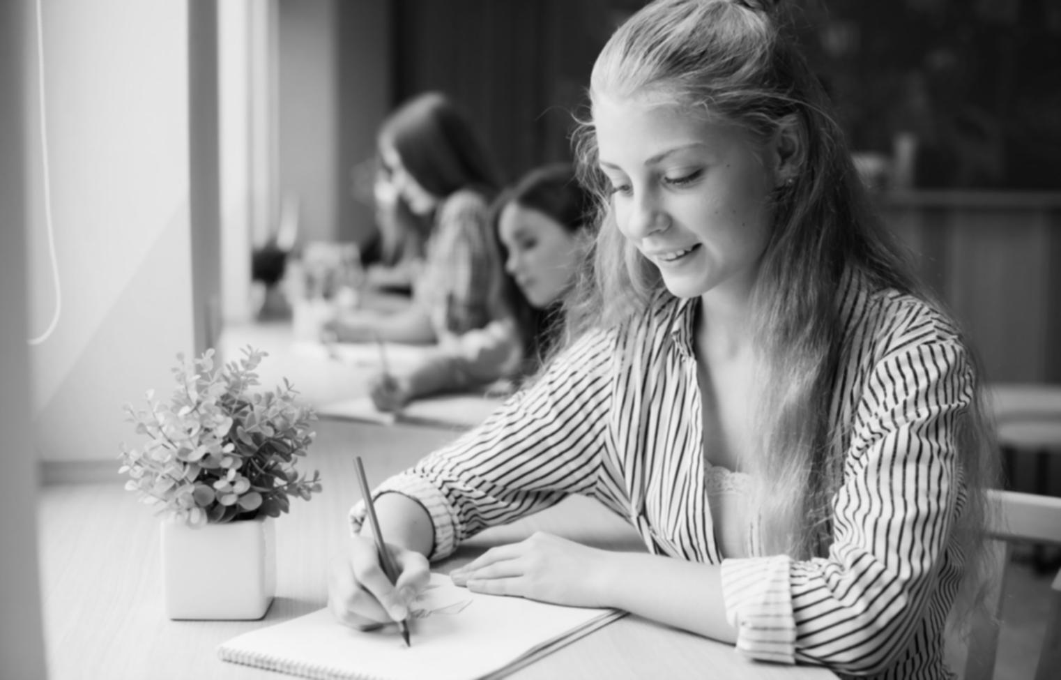 Estudiantes colaborando en proyectos de análisis financiero